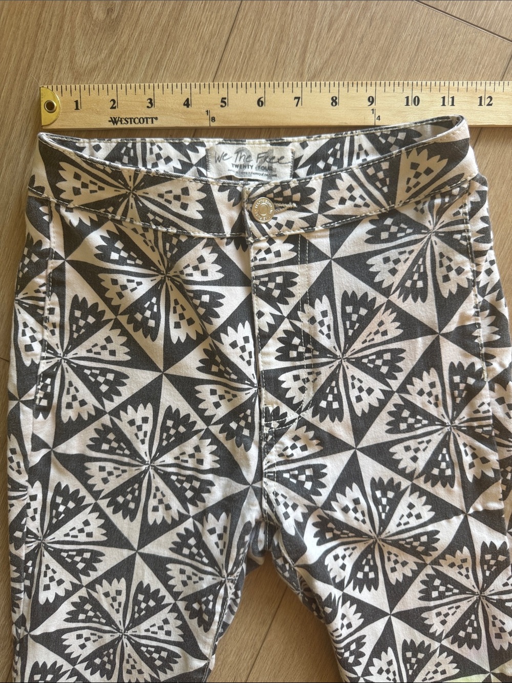 Free People We The Free Just Float On Flare Jeans Geo Black White Size 24 - Picture 13 of 15
